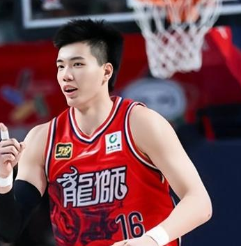 广东男篮将和广州男篮发生一笔交易。据媒体人伊面LeoLee透露，广东队与广州队发