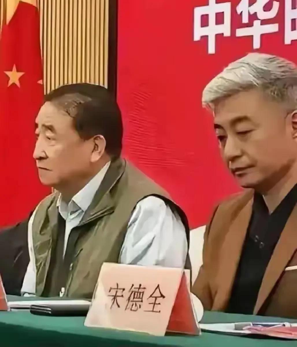 姜昆和郭德纲到底谁对相声的贡献大呢？其实两个人的贡献是两条路两个方向，可以说一样