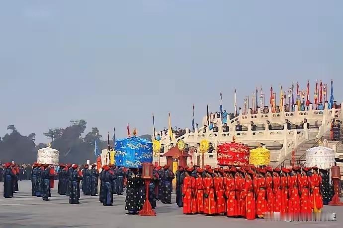 春节去地坛庙会凑热闹，但这心里头真是堵得慌。人家河南卫视把汉服汉舞整得惊艳全
