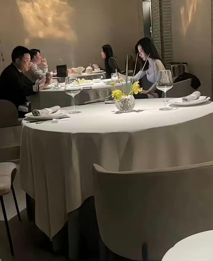 大哥靠的绝不是颜值是真正的实力努力吧面包会有的牛奶更会有的