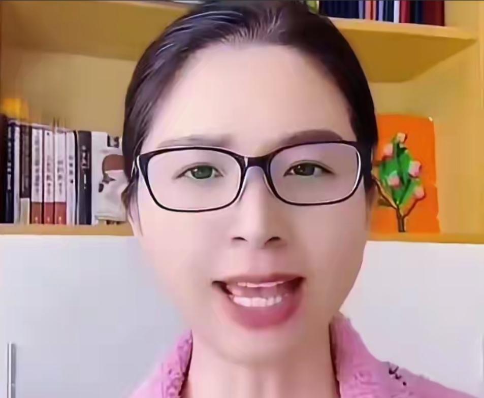 平台对崔丽丽应该限流。网络空间不是法外之地，更容不得虚假信息与不良言论肆意蔓延