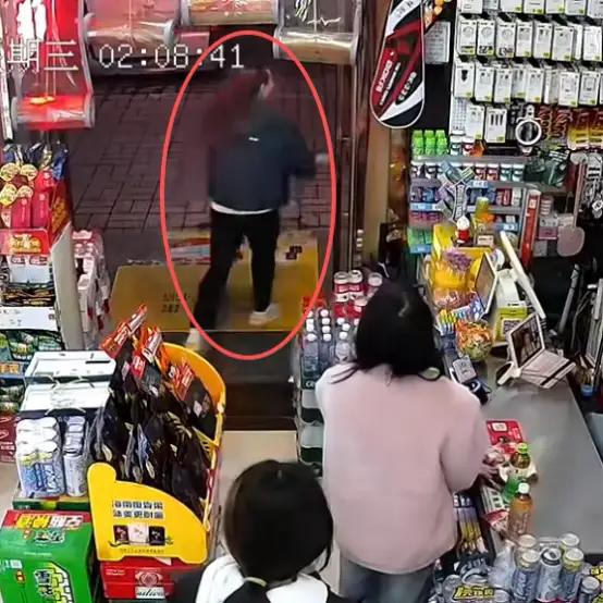 真让人生气！近日在河南一家小商店，一位独自守店的大妈在半个月内竟接连遭遇两次抢劫