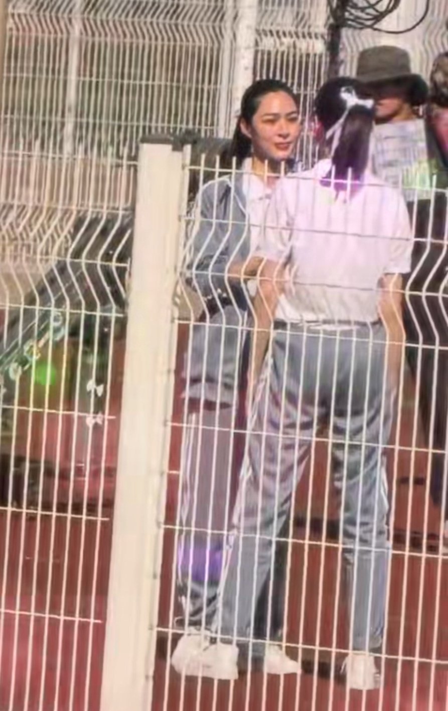 这完全高中生好像在操场角落早恋的两只​​​