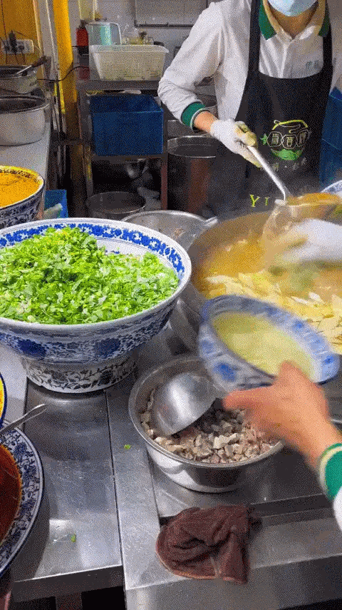 我在牛肉拉面馆里点的一碗面，你们猜这碗面🍜的名字叫什么​​​