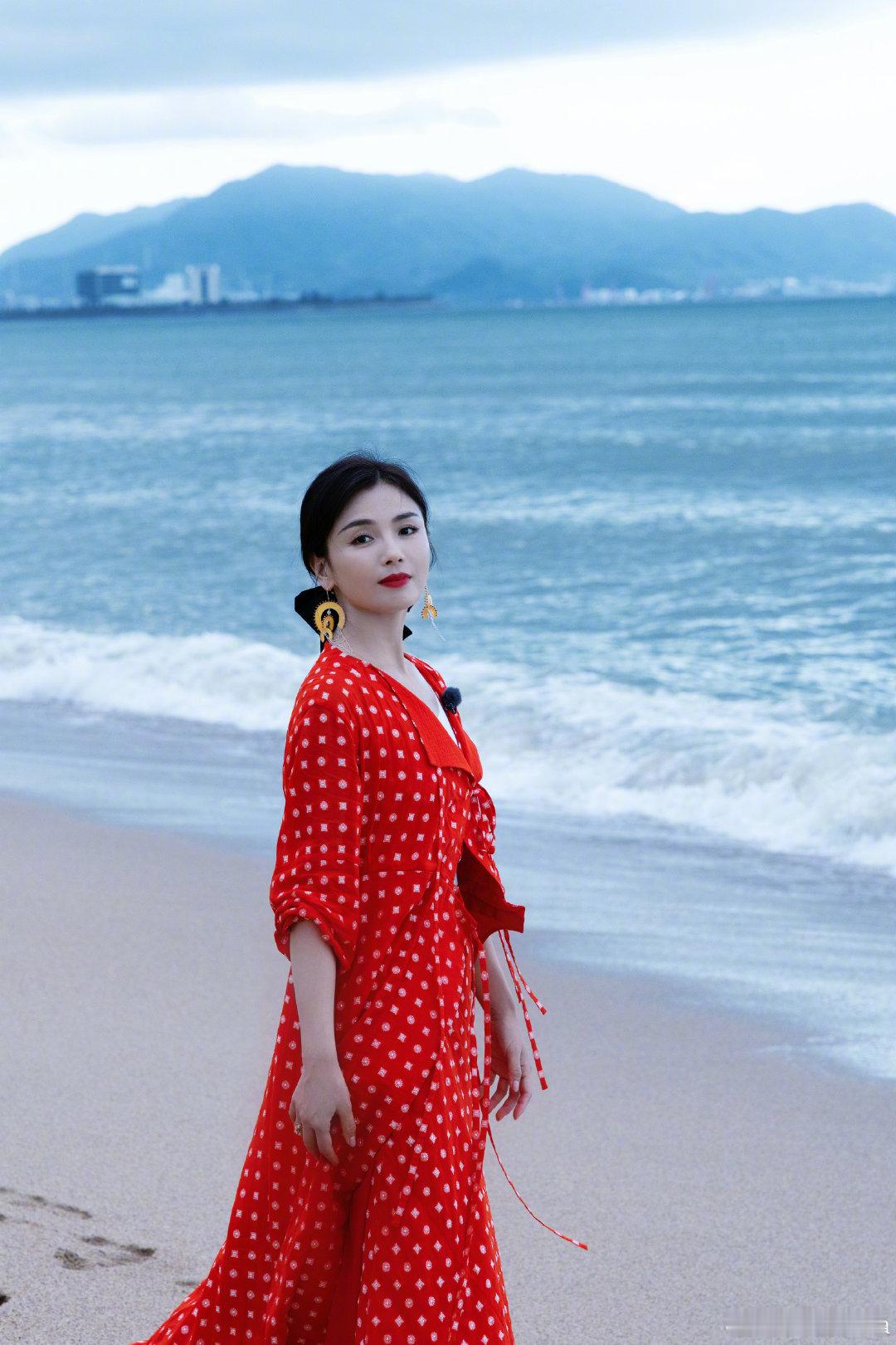 刘涛海边随拍刘涛聆听海浪与裙摆的私语刘涛，看到你在海边随拍的照片，真是如海风