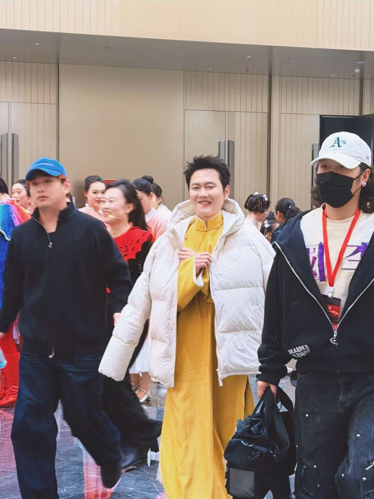 孟鹤堂、周九良近期的晚会邀约是真多！自从天津相声春晚之后，这两位是没有闲着，一档