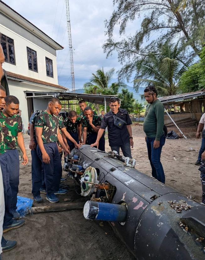 印尼媒体报道称，该国渔民在龙目海峡附近打捞了一个无人水下潜航器，上面印有中船重工