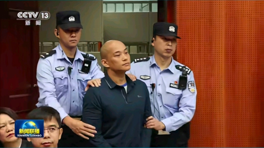 白应苍等4人在深圳被执行死刑这个白应苍最逗的是，当初中国警方发布对他的通缉令，他