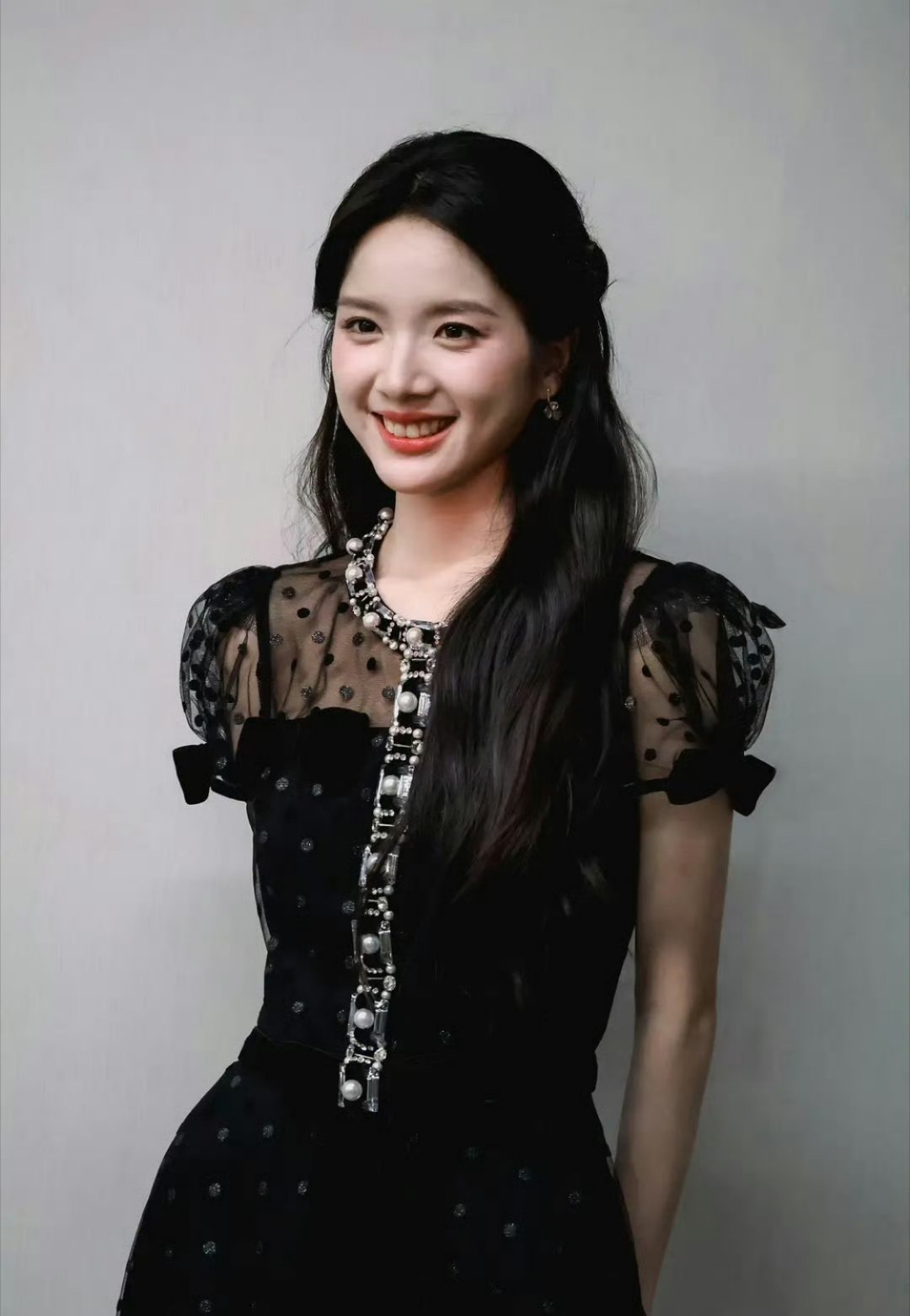 阿嫲女主，妆造合适是合适，但感觉又没有辨识度了​​​