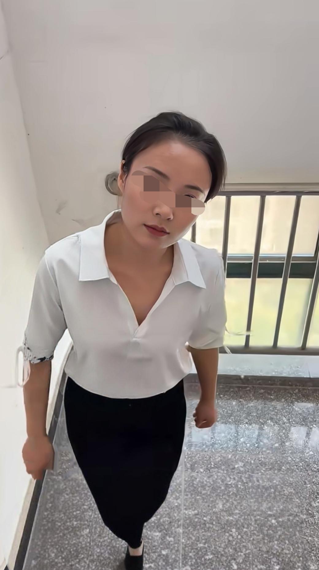 这脸皮真是厚啊，被我抓个现行还不承认，碰到这种的邻居该怎么办。楼下邻居老是
