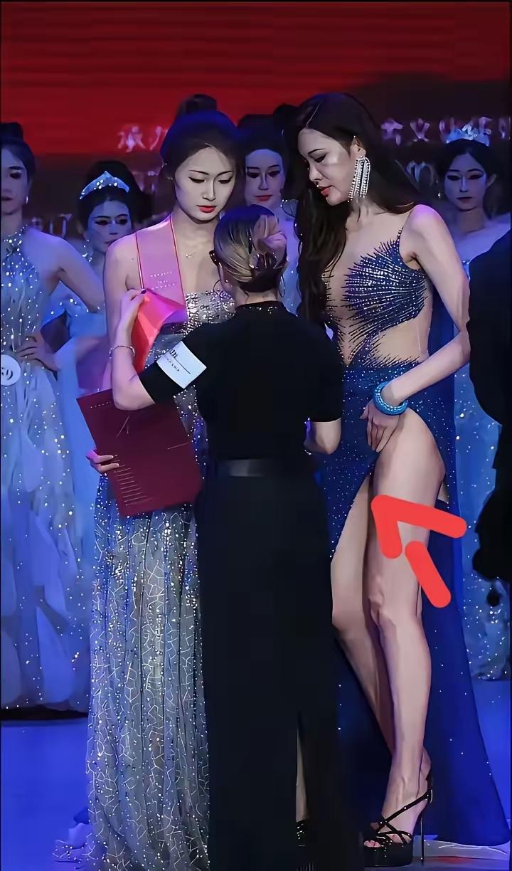 要不就大大方方穿，要不就别穿，遮遮掩掩的样子，反倒给人欲盖弥彰的感觉，越遮越容易