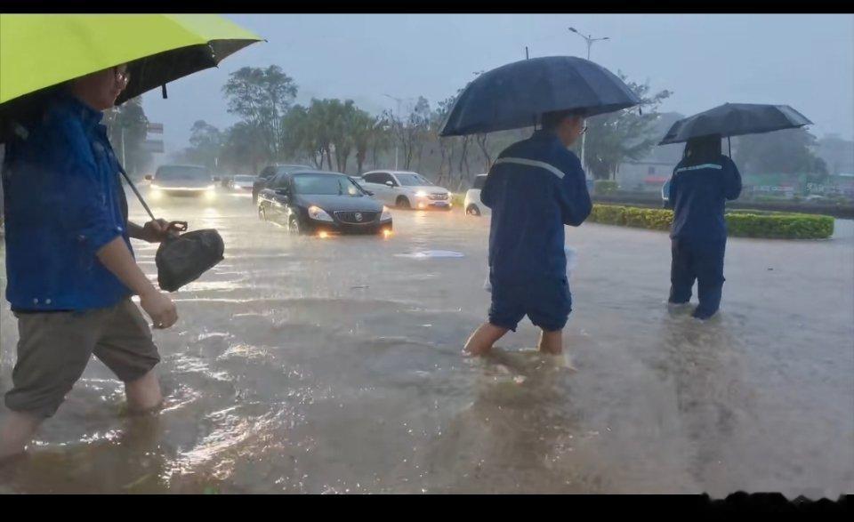 实拍广西钦州现状广西钦州遭遇大暴雨多地严重内涝看到网上实拍的广西钦州大暴雨严重