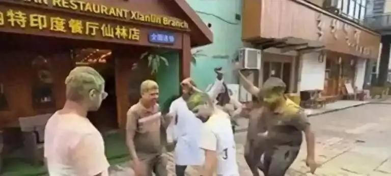 南京终于对这群印度人出手了，无数网友直呼：爽了！围绕6月12日南京仙林大学城一