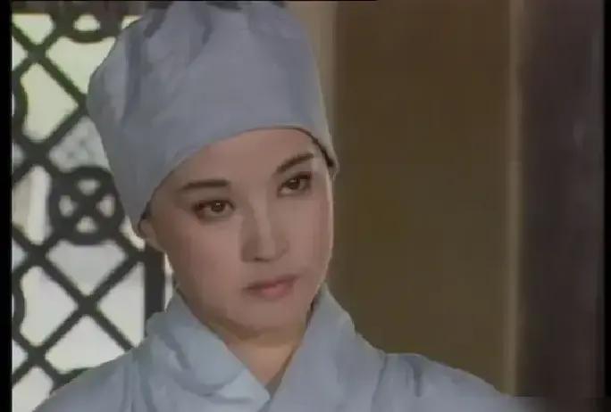 重刷《至尊红颜》，差点一口茶喷屏幕上。贾静雯那身尼姑装，低胸、薄纱、透视感