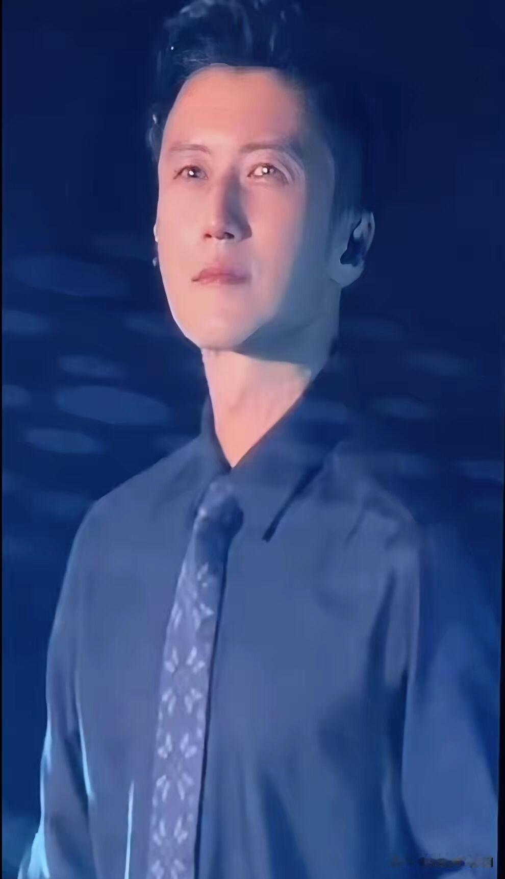 果然，谢霆锋还是在演唱会上哭了，不是因为亲爹刚走，而是因为全场粉丝们很多都穿上了