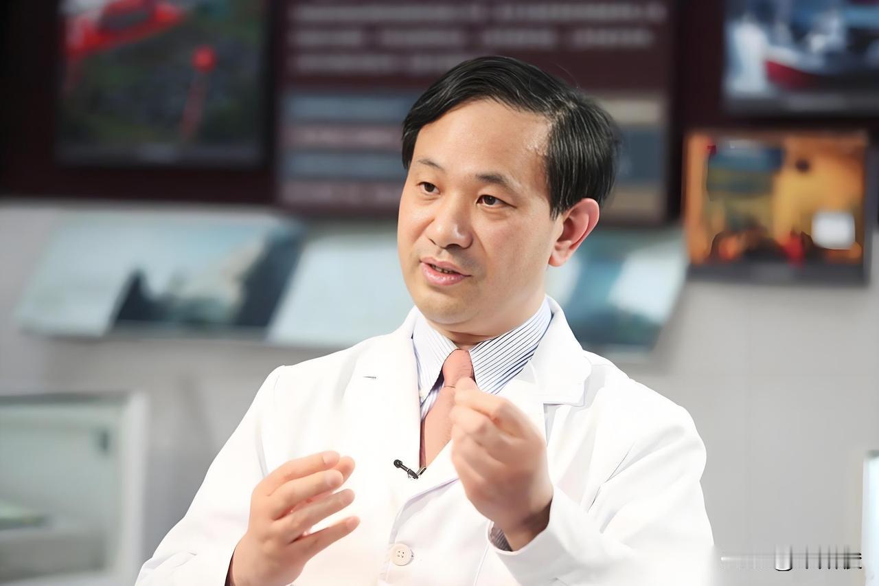 瞿介明教授，毕业于复旦大学，硕士研究生，医学博士，呼吸内科主任医师，二级教授，博