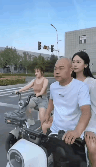 哈哈太搞笑了，看视频，两巴掌真的把男子给打懵了。你是谁啊我认识你吗？你就打我