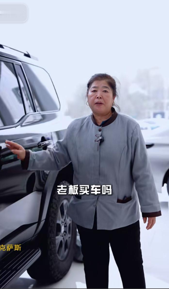 谁也没想到，擦边的没火，擦地的火了。一位58岁的东北保洁大姨，用一种最野方式，