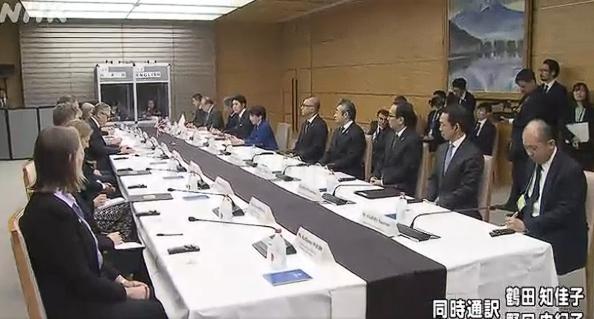 《紧凑会议室中的高效对话：斯塔默与高市早苗的二十分钟全球战略交锋》