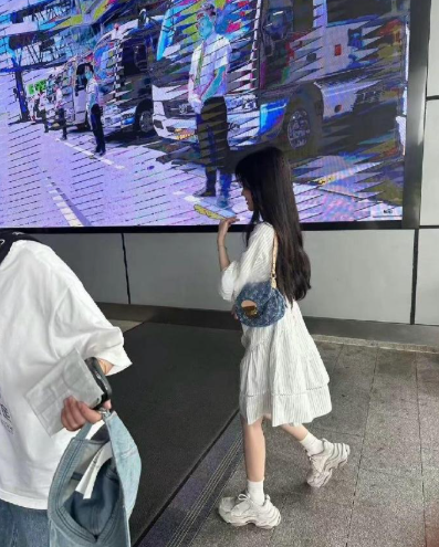 还以为是大学生放假了，结果你告诉我这是鞠婧祎​​​