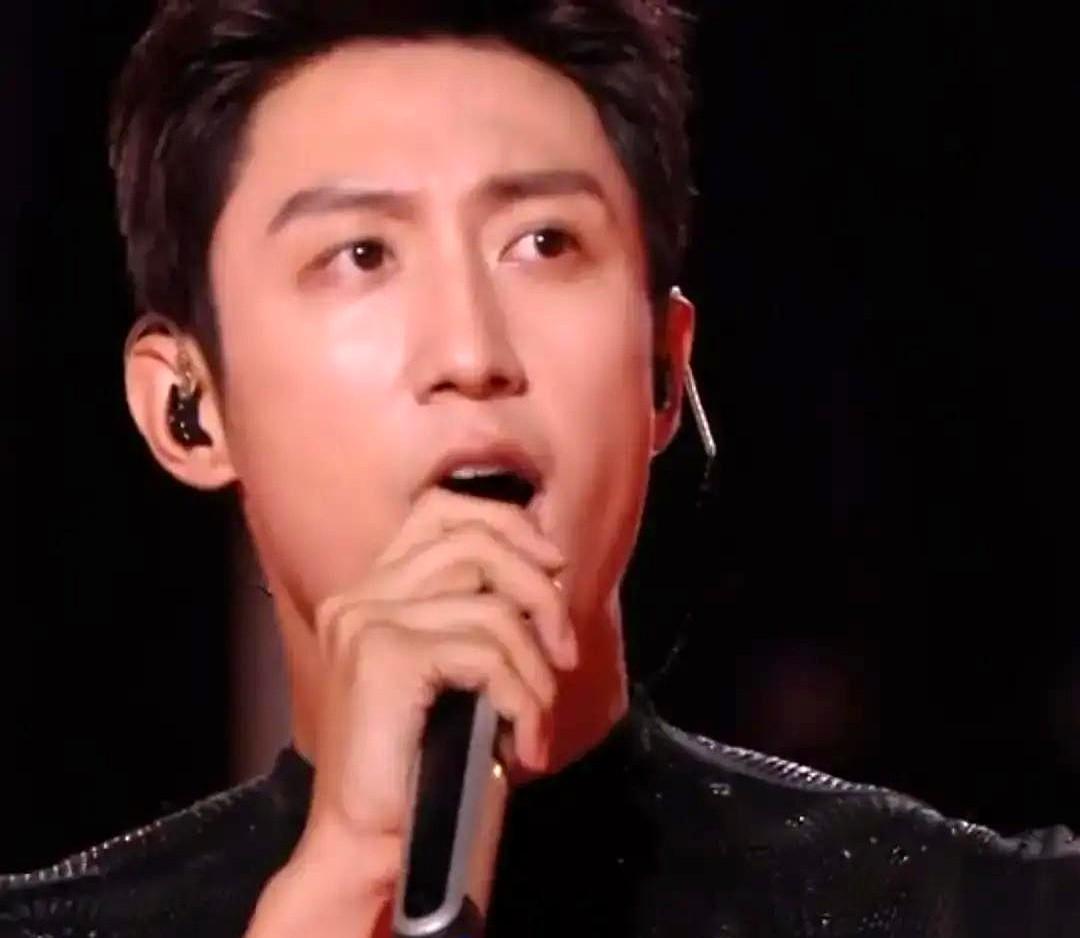 8%体脂的跨年夜，他真敢脱啊！昨晚海口湖南卫视跨年晚会，黄景瑜唱着《玫瑰窃贼