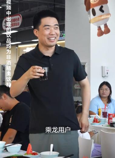 理想汽车CEO轻卡车师傅吃饭！8月18日，理想汽车CEO李想在个人社交平台发