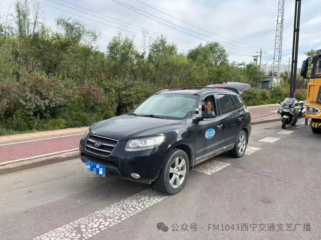 西宁一男子网购“公车”标识贴私家车上，总感觉有种乌鸦头上插鸡毛，装凤凰的意思，结