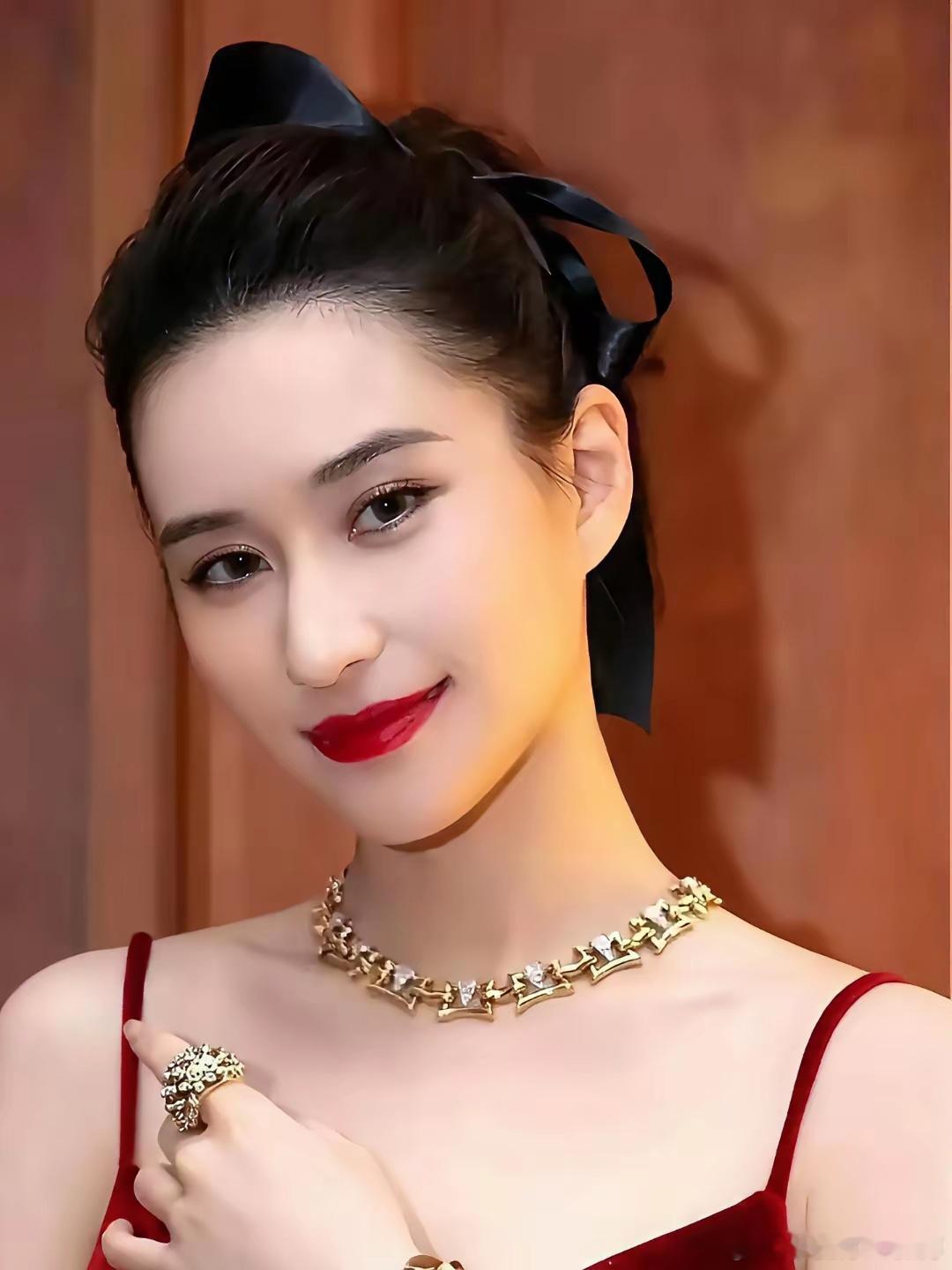 原来澳门的渔人码头，是由赌王三太的女儿何超莲打理的，也就是窦骁的老婆。渔人码头价