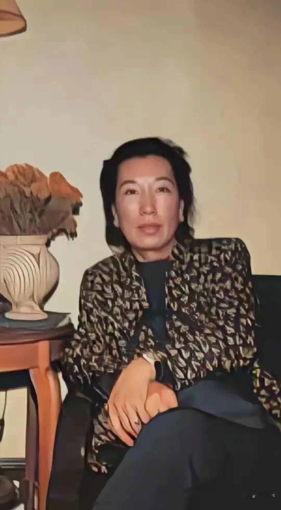 余宝珠，虽相貌平平，却在豪门风云中书写了一段传奇。她凭借自身智慧与坚韧，在与正房