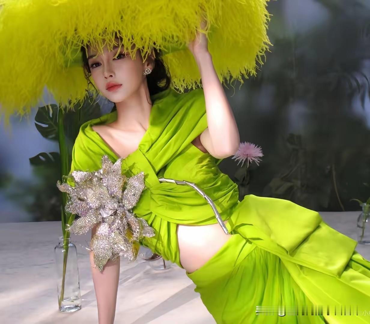 杨颖的绿精灵太美了，果然靠美丽吃饭的女人就是不一样。