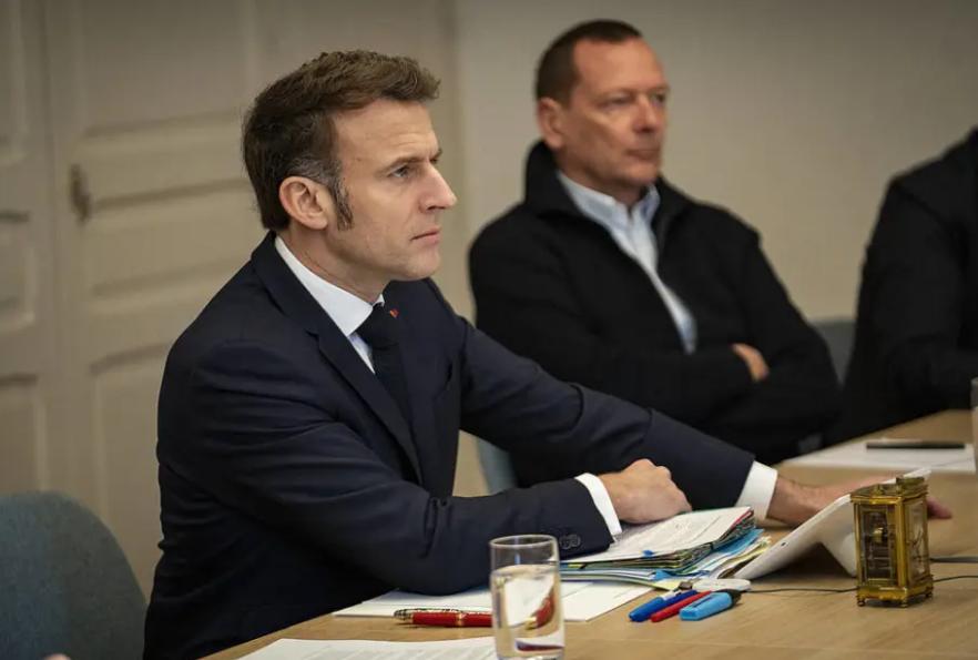 这回算是彻底不装了。马克龙在爱丽舍宫，当着满屋子大使的面，直接把桌子给掀了。