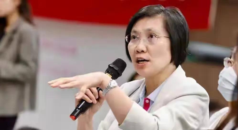 馆长发声后，黄国昌连忙缓颊，喊话“蓝白合作，团结胜利”！郑丽文进退两难，徐欣莹有