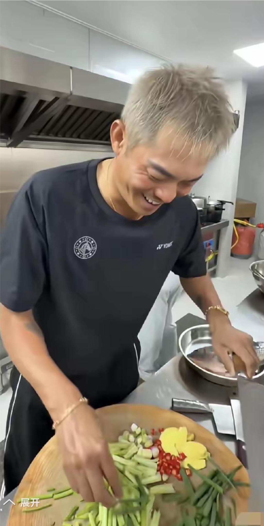 近日网友分享了林丹做饭的视频，林丹染着奶奶灰头发，还纹了眉，手上刺了青，双手戴着