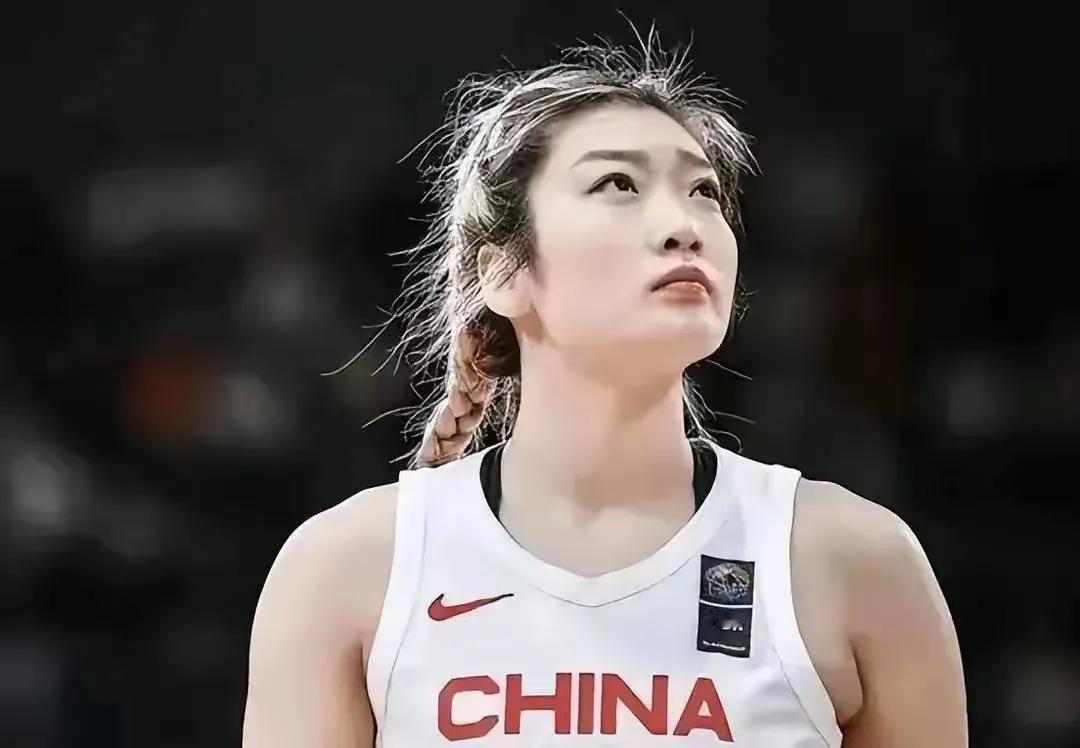 心有不甘！球迷纷纷在李梦个人账号下留言，李梦的做法让人心疼没有张子雨可以但是不