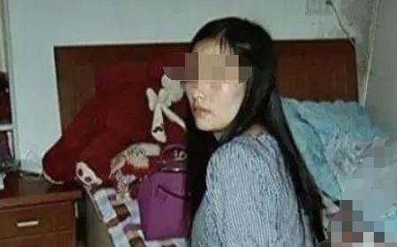 一女子去西安旅游，期间认识一陌生男子，并去酒店开房发生了关系。谁知，男子却偷偷拍