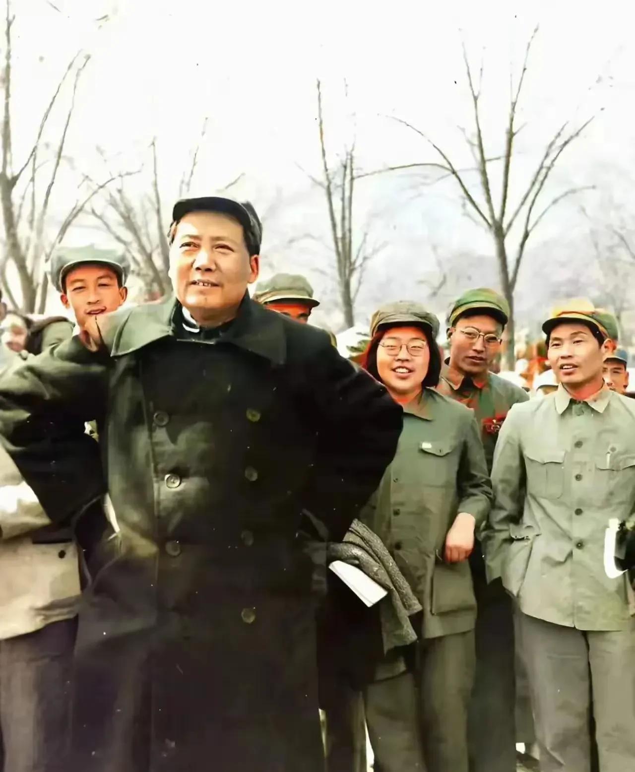 大衣领口的风掀起衣角时，他正双手叉腰站在那里。身后军人们的目光织成网，网住他嘴角