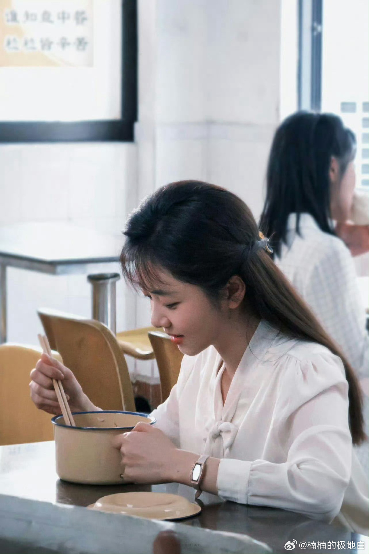 谭松韵仿拍新剧造型谭松韵仿拍《我的山与海》方婉之造型，简约白衫搭配随性扎发，还