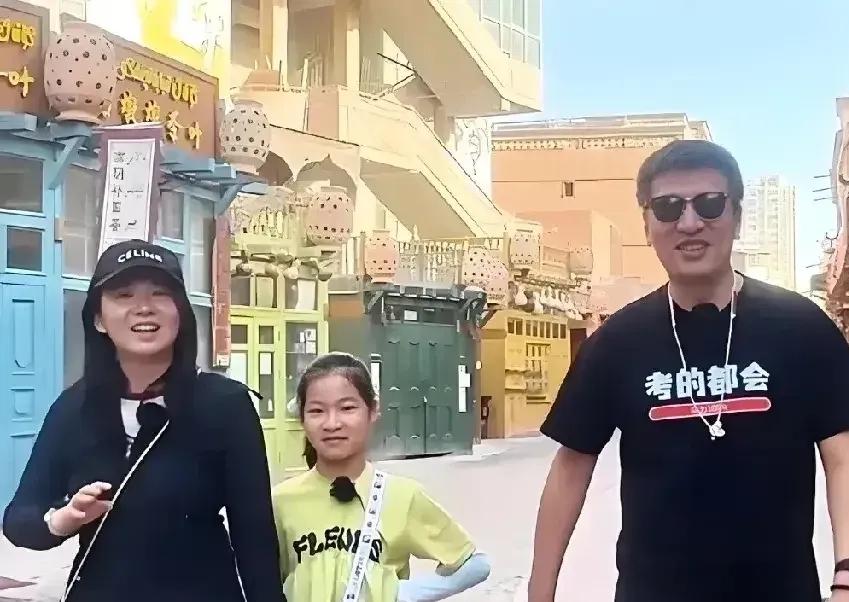 张雪峰的思想真是开放，明明这么有钱，但是还是坚持只生一个女儿，怪不得他这么宠爱女