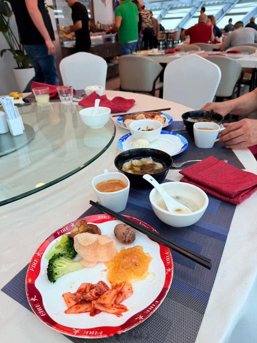 上海海神诺富特酒店50楼旋转餐厅早餐。