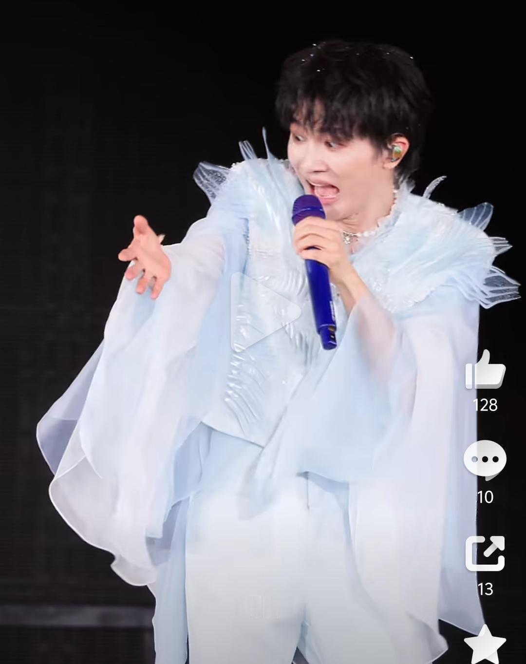 2026年7月26日周深沈阳演唱会上，一只大飞蛾突然落在他身上，吓得周深花容失色