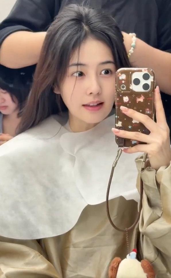 白鹿一边染发一边做美甲白鹿边染头发边做美甲准备美美度假的白鹿：染头和美甲，一个都