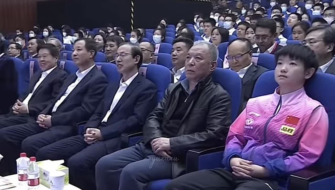 在她这个年纪，能够跟梁晓声，挨着坐参加活动，无论多大场合，她从不