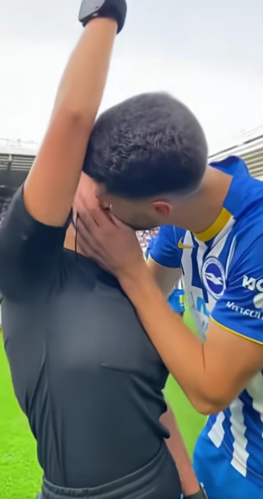 刚下楼买水的时候刷到一个视频，我当时愣了一下。球员被亮红牌那一刻，大家以为要冲