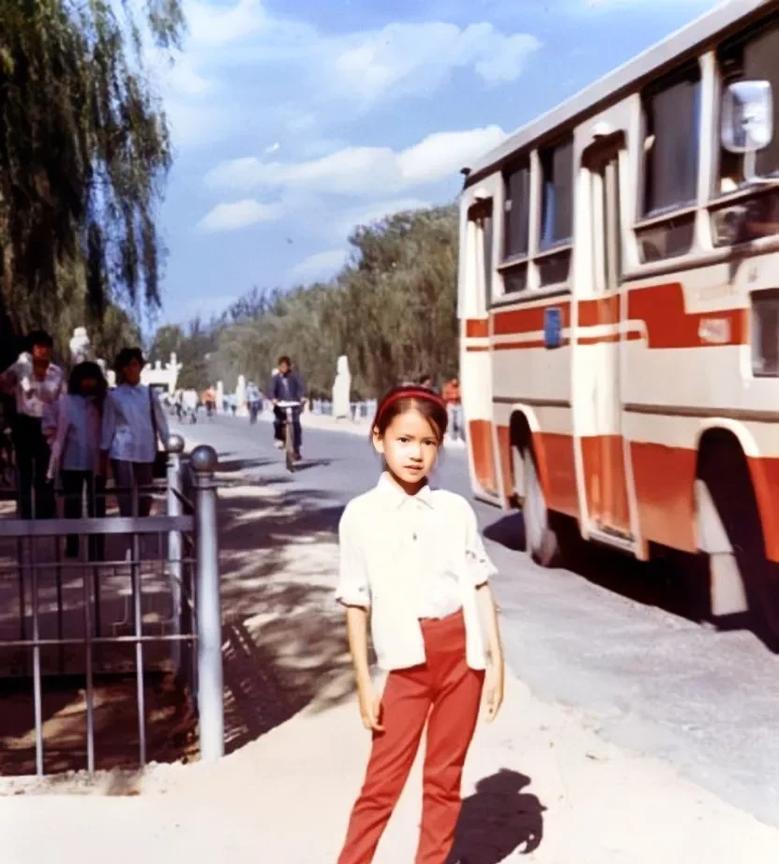 一张老照片，上世纪80年代的北京，一位“国民女神”童年时期在公路旁的珍贵留影，看