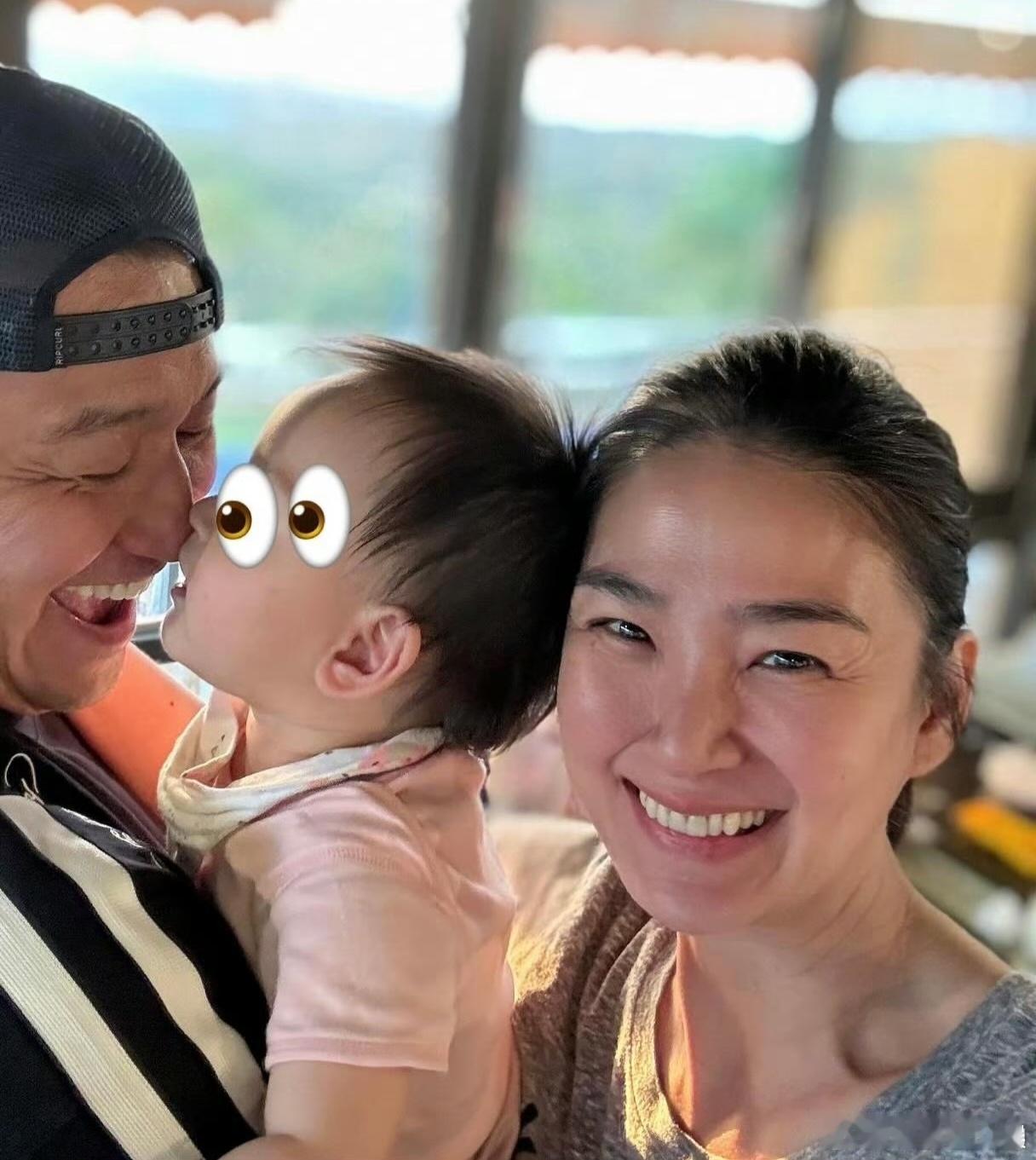 洪小铃晒一家三口合照洪小铃女儿近照洪小铃晒一家三口合照，素颜出镜状态真实，女儿