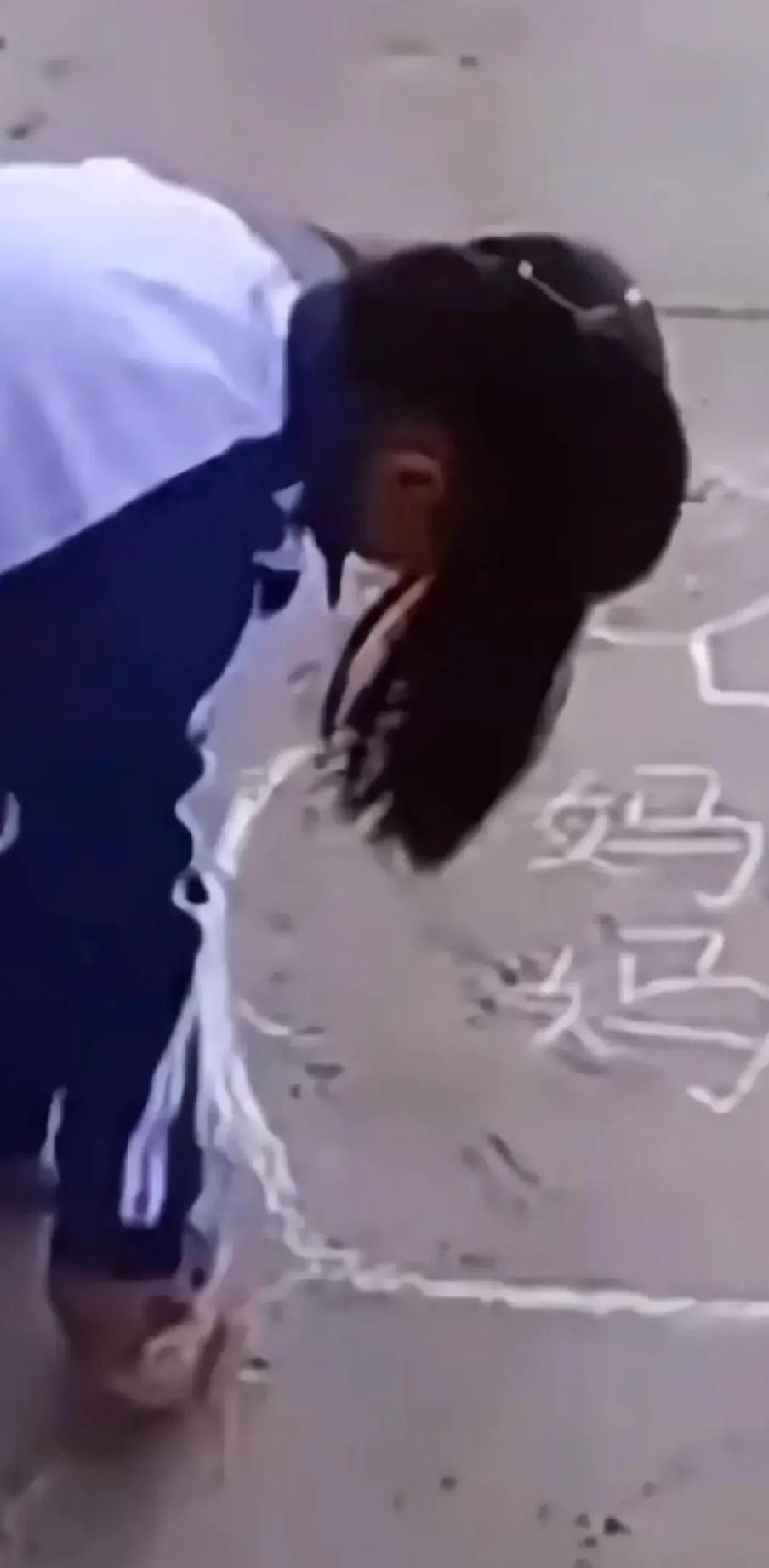 泪目，看哭了，女孩放学时，看见别的学生都有爸妈接送，突然想起了去世的妈妈，在放学