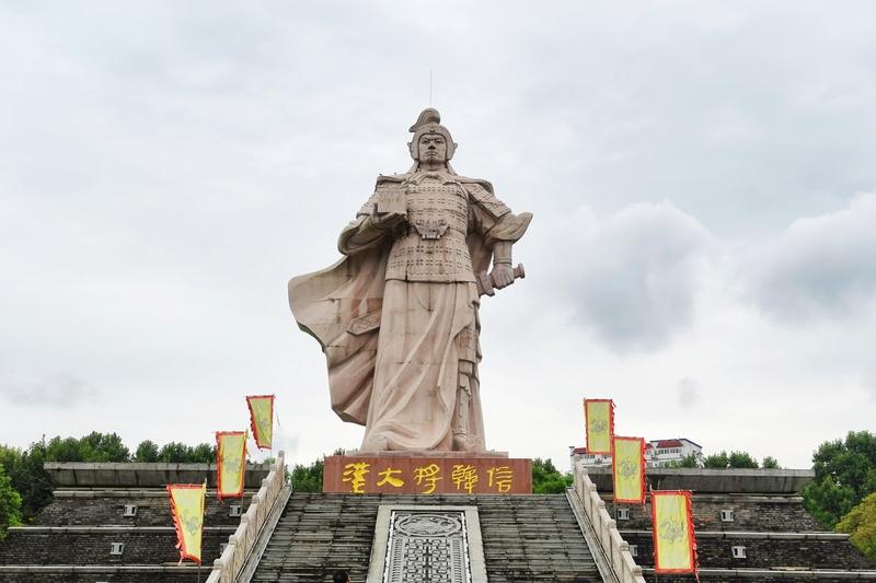 刘邦大杀功臣，原因可没那么简单。楚汉争霸时他封了不少异姓王，像韩信、英布、彭越，