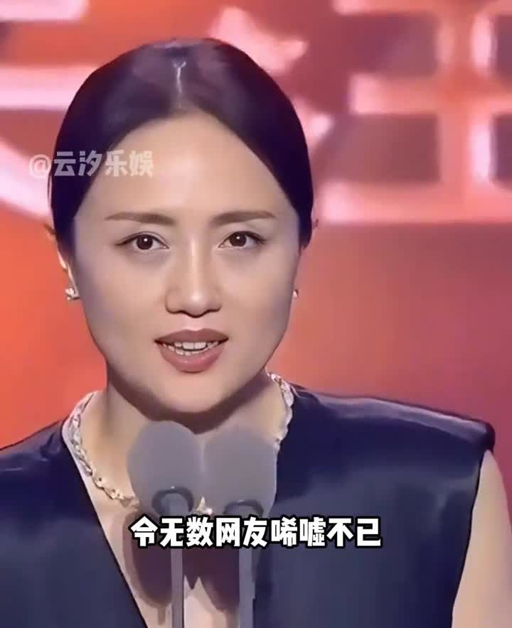 云汐乐娱。终于明白为何朱媛媛离世后要在福建匆匆火化了。这张剧组工作照的流出意