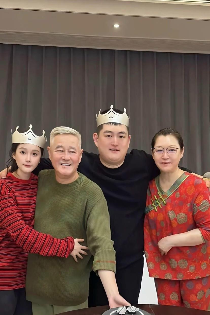 这一对儿女从出生就自带光环，要钱有钱要明有名，在东北叱咤风云，投胎真是个技术活，
