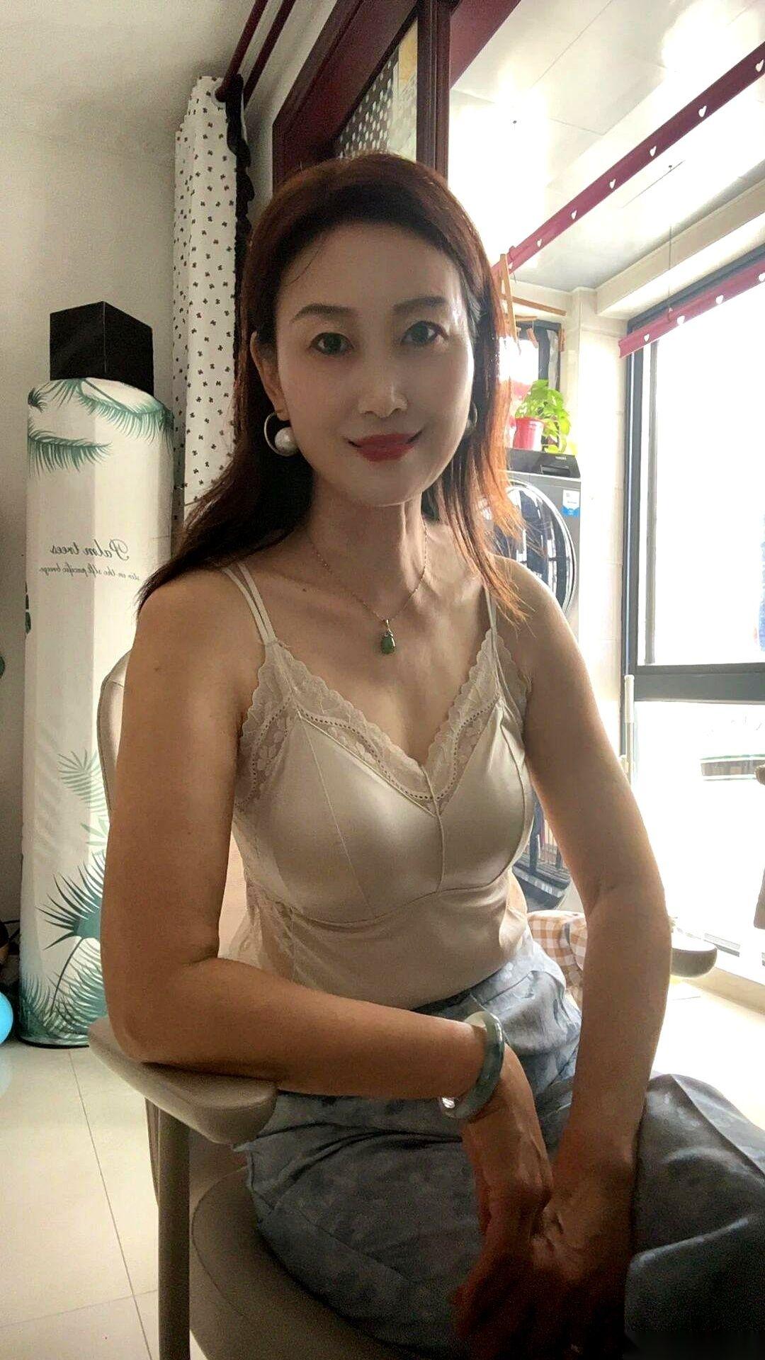 刚刷到一个帖子，一位60岁的阿姨在网上晒出自己穿性感吊带的打扮，直言“温婉只是伪